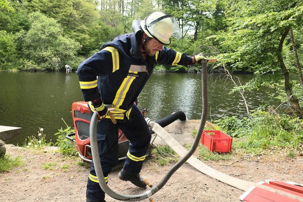 Großübung simuliert Waldbrand: Feuerwehren testen Wasserversorgung über 2,5 Kilometer 4