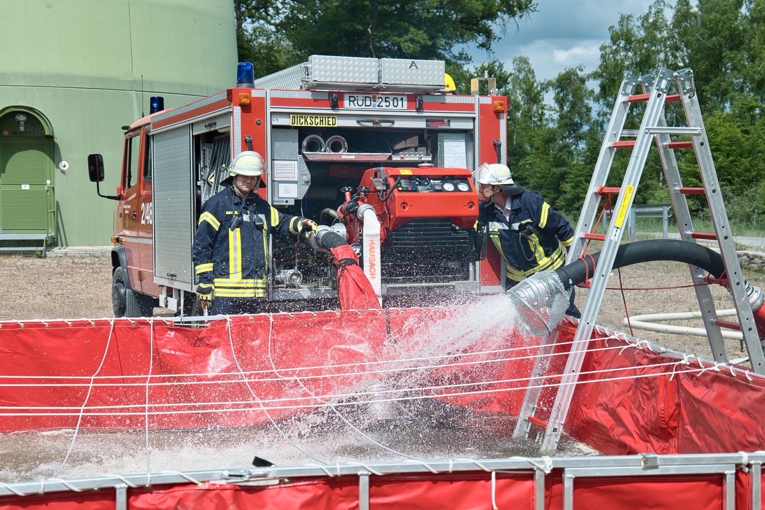 Großübung simuliert Waldbrand: Feuerwehren testen Wasserversorgung über 2,5 Kilometer