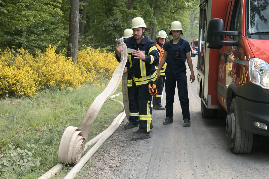 Großübung simuliert Waldbrand: Feuerwehren testen Wasserversorgung über 2,5 Kilometer 2
