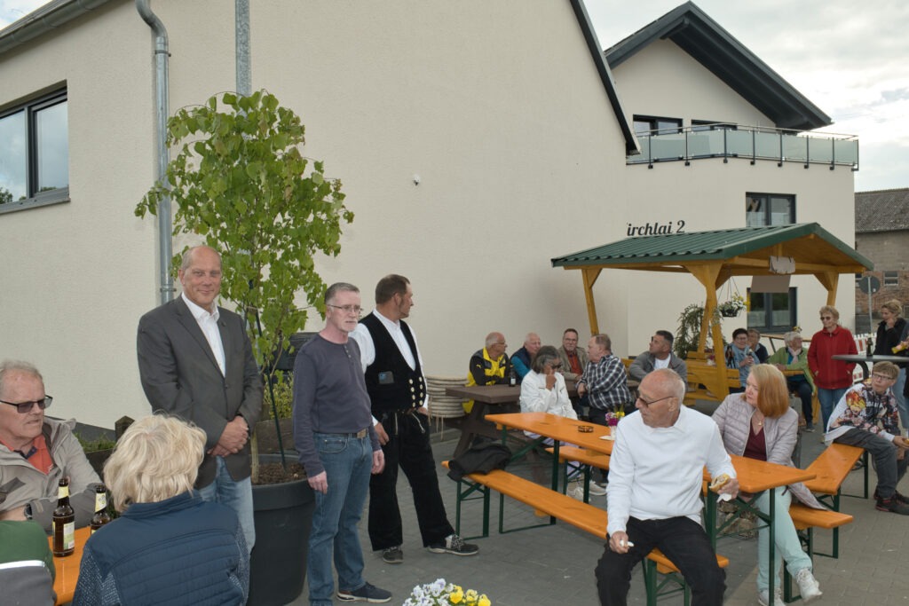 Heidenrod-Niedermeilingen: Vom Halt zum Herzstück – Ein Dorfplatz für die Ewigkeit 2 neuer dorfplatz in heidenrod niedermeilingen 2025 image1