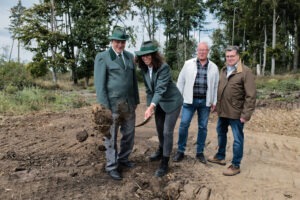 Mehr über den Artikel erfahren Heidenrods Zukunft: Spatenstich und FSC-Siegel stärken nachhaltige Forstwirtschaft.