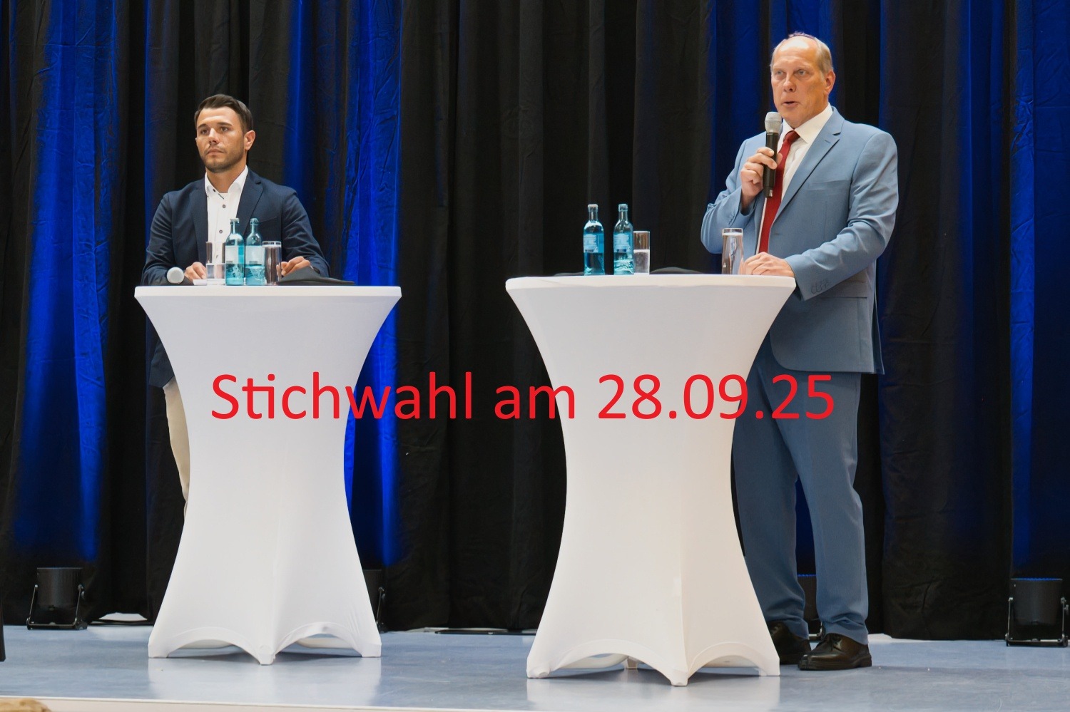 Zwei Kandidaten bei einer Debatte