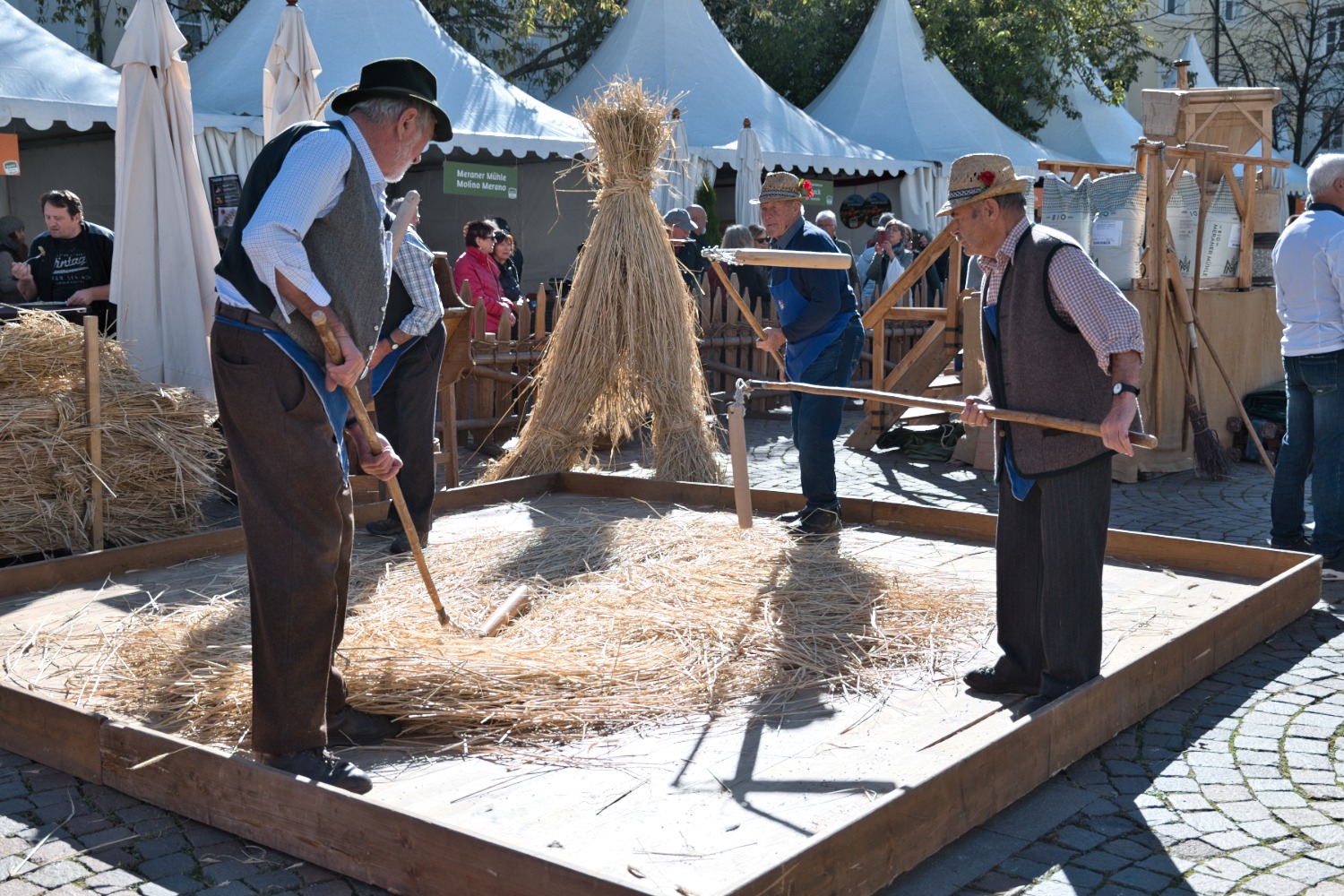 Menschen arbeiten mit Stroh auf Markt