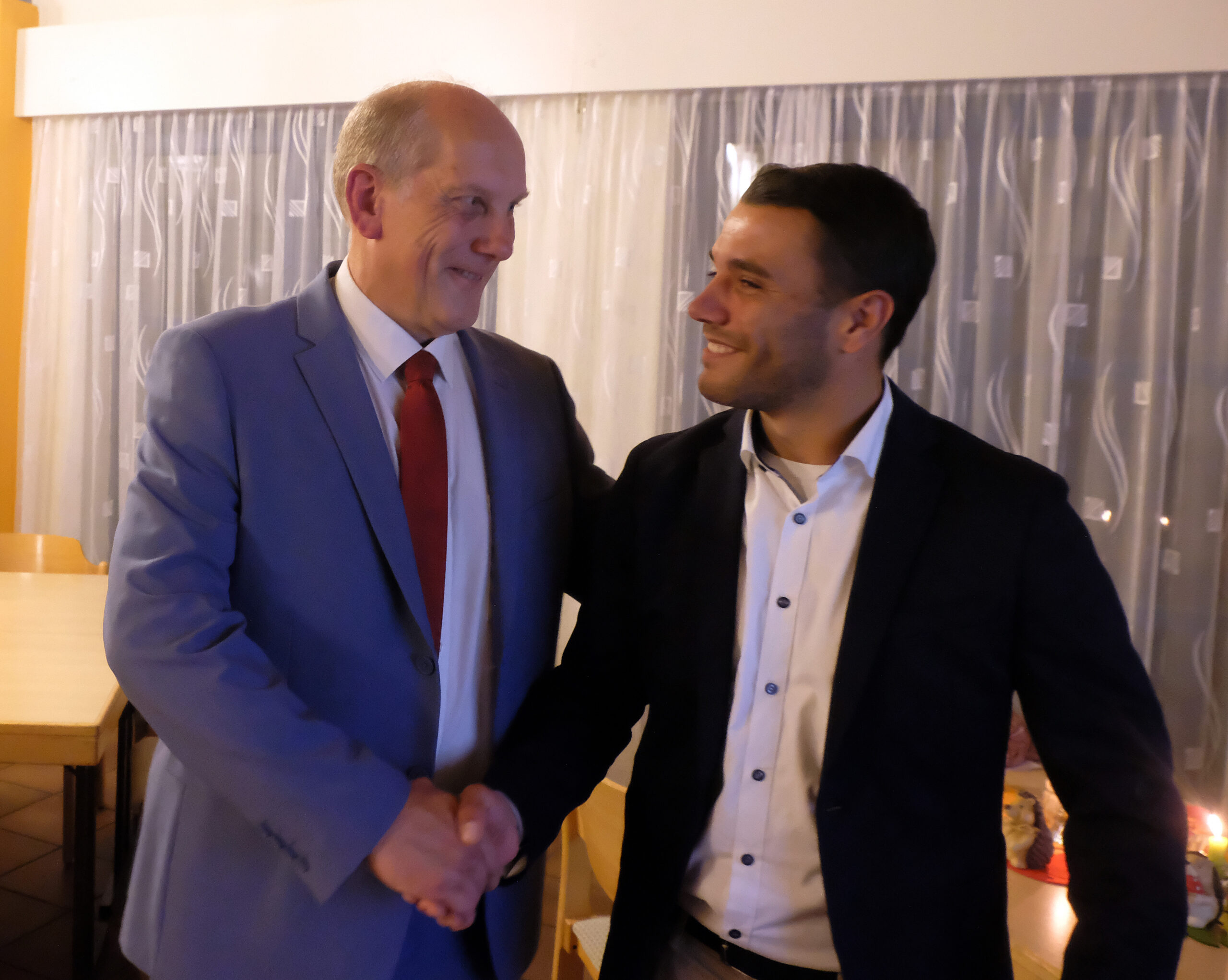 Zwei Männer schütteln sich die Hände.